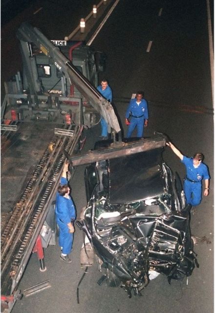 Aunque Dodi Al-Fayed y Henri Paul murieron prácticamente en el lugar del accidente, Diana sobrevivió inicialmente al impacto y recibió atención de emergencia antes de ser trasladada al hospital.