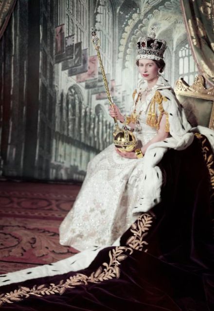 El 2 de junio de 1953, Isabel II fue coronada en la Abadía de Westminster ante miles de invitados.