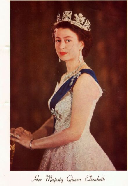 La ceremonia estuvo marcada por el protocolo, las joyas de la Corona y un espectacular vestido de Norman Hartnell.