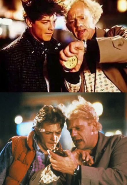 Michael J. Fox y Christopher Lloyd como Marty McFly y Doc Brown observan un reloj en una escena de Volver al futuro.