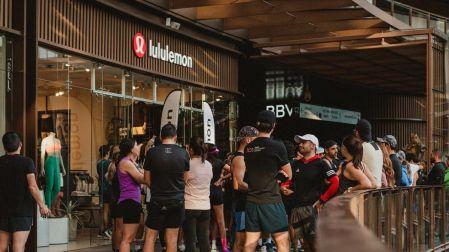 ¿Por qué está en crisis Lululemon? Historia y caída de la marca