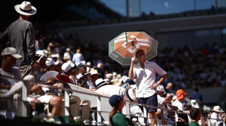 Las tribunas del estadio Philippe Chatrier con la presencia del público que busca cubrirse del calor.