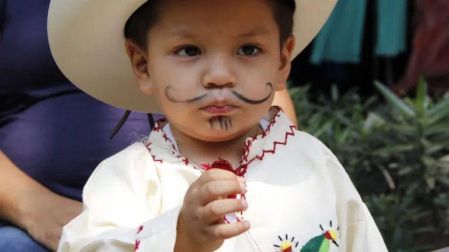 Por qué se visten a los niños de inditos en Corpus Christi