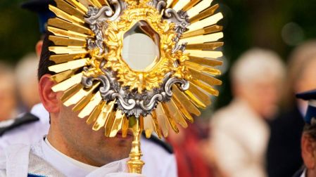 Por qué se visten a los niños de inditos en Corpus Christi