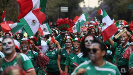 El Ángel de la Independencia reúne a miles de mexicanos para celebrar.