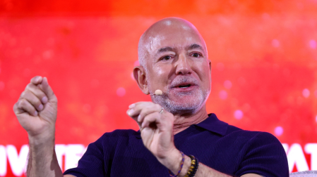 La IA no sustituirá a los humanos, pero sí provocará escasez laboral: Jeff Bezos.