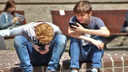 Para el uso activo de las redes sociales la edad recomendada es de 16 a 18 años debido a que los menores siguen en desarrollo y no saben regular sus emociones correctamente