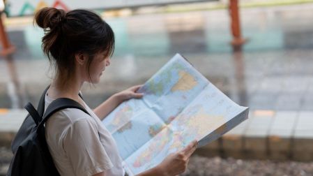 Los consejos que debes seguir si planeas viajar solo este año