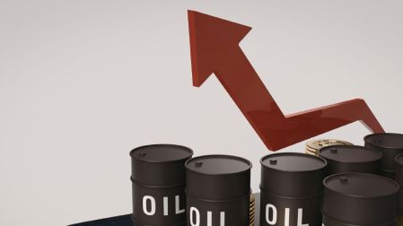Caen los precios del petróleo tras negociaciones entre EU e Irán.