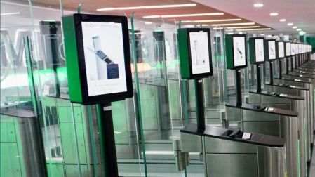 Aeropuertos en México reducen tiempo de procesamiento con viajeros.