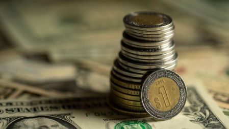 Mayor apetito por el riesgo fortalece al peso mexicano y presiona al dólar.