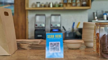 Los tres cuadrados que aparecen en las esquinas permiten que los teléfonos identifiquen el código QR desde distintos ángulos.