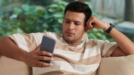 ¿Qué es el doomscrolling y cómo afecta a la salud mental?