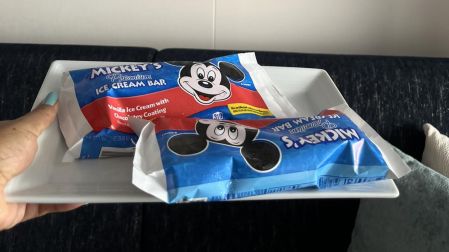 No olvides pedir tu paleta de helado con forma de Mickey, es un clásico de Disney.