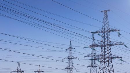 Fitch confirma una buena calificación para la Fibra E de CFE.