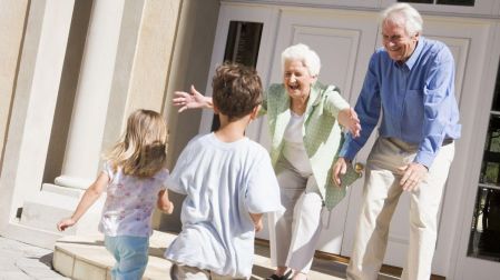¿Cómo afecta a la salud de los abuelos cuidar a los nietos?