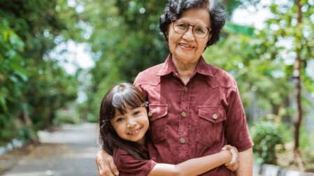 ¿Cómo afecta a la salud de los abuelos cuidar a los nietos?