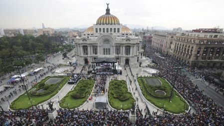 El Palacio de Bellas Artes recibió a Juan Gabriel para su último adiós.
