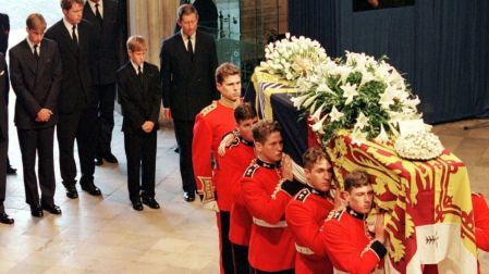 La muerte de Diana provocó una ola de duelo sin precedentes en Reino Unido y en todo el mundo.