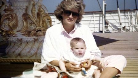 Aunque dejó de utilizar “Su Alteza Real”, Diana continuó siendo conocida como Diana, Princesa de Gales, una denominación que reflejaba su antiguo vínculo matrimonial.