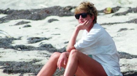 Tras su divorcio del príncipe Carlos, Diana mantuvo su residencia en el Palacio de Kensington y mantuvo una relación cordial con el entonces príncipe por sus hijos Guillermo y Enrique.