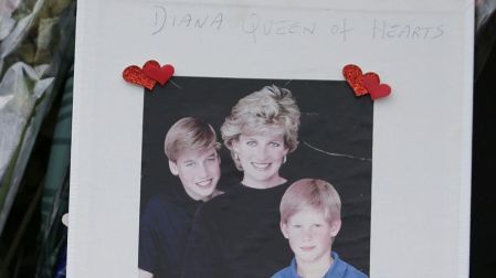 Aunque su estatus protocolario cambió después de 1996, Diana consiguió algo que ningún título podía garantizar: mantener una conexión extraordinaria con el público.