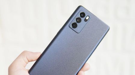 Android muestra un indicador verde al usar la cámara o el micrófono.