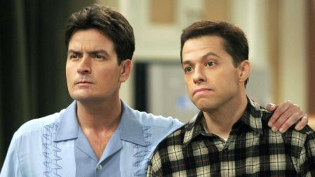 Charlie-Sheen y Jon-Cryer daban vida a los hermanos Harper en la serie.