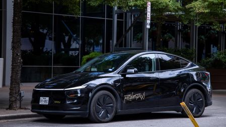 Autoridades de EU abren investigación sobre el Cybercab de Tesla tras su debut comercial