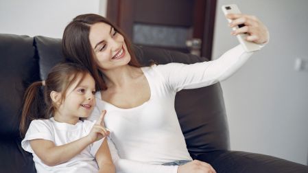 Maternidad y redes sociales: cómo evitar compararnos con otras mamás
