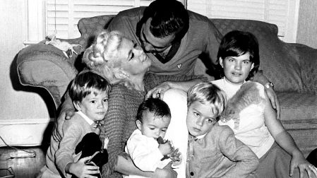Jayne Mansfield y familia, incluyendo a Mariska Hargitay