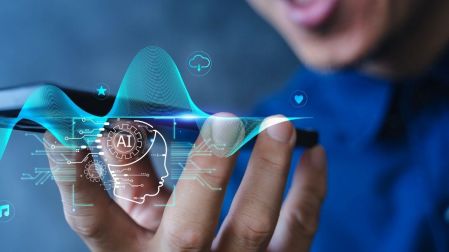 Persona utiliza un celular con una representación gráfica de un asistente de voz con inteligencia artificial.