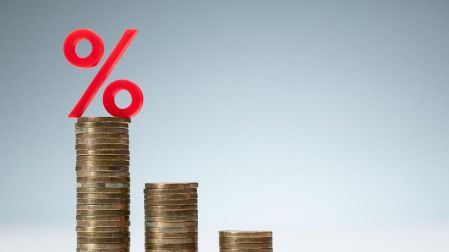 Impacto global: inflación obliga a bancos centrales a mantener tasas de interés elevadas.