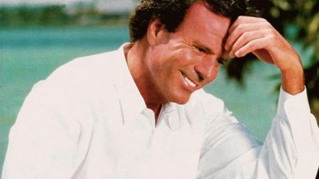 Julio Iglesias tiene un patrimonio estimado en unos 630 millones de euros, según las cifras atribuidas a Forbes.