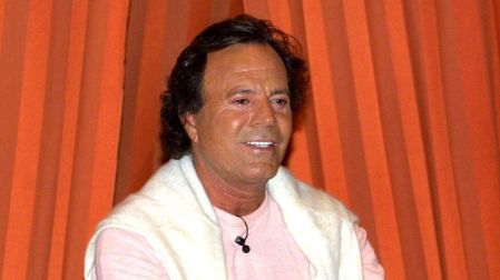 Los ingresos de Julio Iglesias no dependen únicamente de sus canciones, pues durante décadas ha diversificado su patrimonio mediante inversiones inmobiliarias y diferentes negocios.