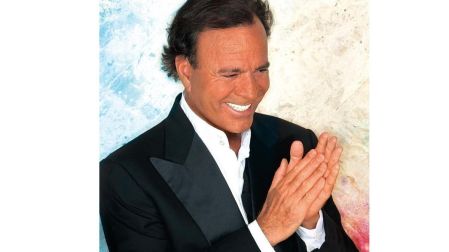 Julio Iglesias ha convertido su éxito artístico en un proyecto patrimonial de largo plazo, combinando música, bienes raíces, inversiones y otros activos.