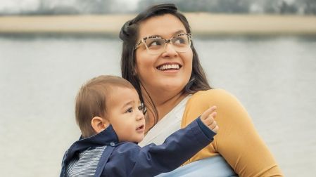 Mamá con su hijo en un portabebés.