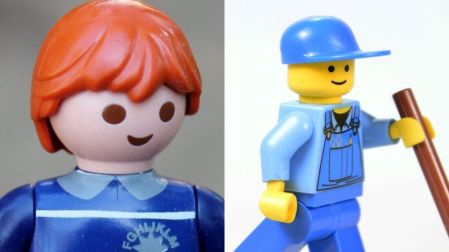 Figura de Playmobil junto a una minifigura de LEGO muestra las diferencias de diseño entre ambos juguetes.