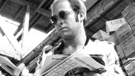 Elton John hizo historia en 1976 al hablar públicamente de su bisexualidad cuando todavía existía un fuerte estigma hacia la comunidad LGBTQ+.