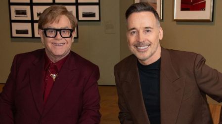 Su relación con David Furnish marcó una nueva etapa: juntos se convirtieron en una de las parejas más visibles en la defensa de los derechos LGBTQ+.