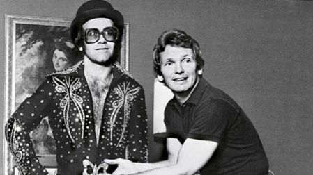 La extravagante estética de Elton John también forma parte de su legado, con vestuarios, gafas y accesorios que reforzaron su imagen como icono cultural.