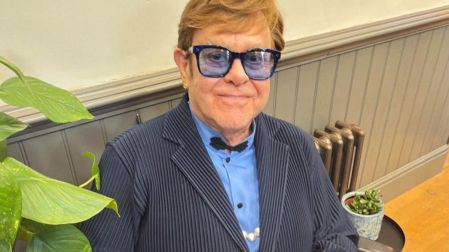 En 1992 nació la Elton John AIDS Foundation, organización desde la que el artista comenzó a utilizar su fama para apoyar la lucha contra el VIH y el sida.