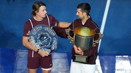 Alex de Miñaur abandonó el partido contra Novak Djokovic en el segundo set