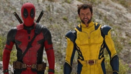 Deadpool con traje rojo y negro junto a Wolverine, interpretado por Hugh Jackman, con uniforme amarillo y azul.