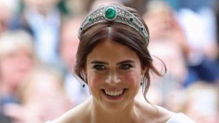 Creada por Boucheron en 1919, pasó a manos de Isabel II y volvió a captar la atención pública cuando la princesa Eugenia la lució el día de su boda.