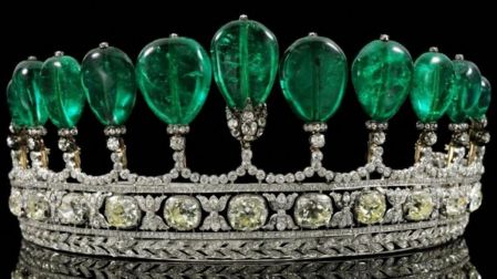 Con más de 500 quilates de esmeraldas, fue subastada en Ginebra en 2011 por una cifra récord para la época, y actualmente se estima en 10.9 millones de euros.