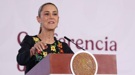 Compra de AT&T México ayudará a la competencia y mejorará el internet, dice Sheinbaum.