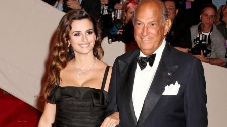 La firma Oscar de la Renta se convirtió en un referente del glamour gracias a sus vestidos femeninos, bordados, flores, volantes y siluetas atemporales.