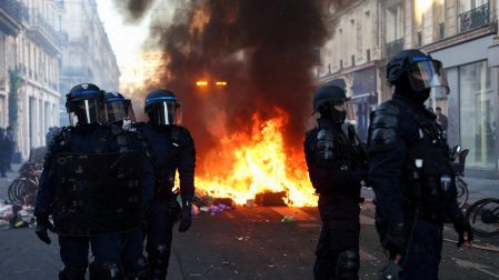 El movimiento social contra la administración de Emmanuel Macron se ha intensificado con disturbios y paros de sectores públicos en varias ciudades del país.