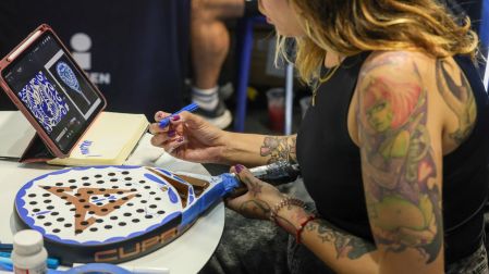 Marion Renner comparte su obra en vivo con los aficionados, jugadores y prensa en el CUPRA PÁDEL TOUR IMAGEN 2026 presentado por Banco Multiva.